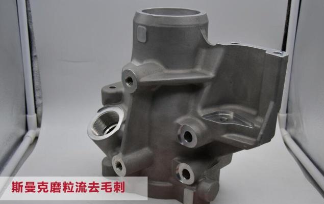 阀体<a href='//www.weimalaizhaozan.com' target='_blank'><u>交叉孔去毛刺</u></a>，是令人十分苦恼的事情。一来阀体交叉孔多，二来交叉孔毛刺不像表面毛刺那样容易接触，所以，如果用人工对阀体<a href='//www.weimalaizhaozan.com' target='_blank'><u>交叉孔去毛刺</u></a>，十分缓慢。